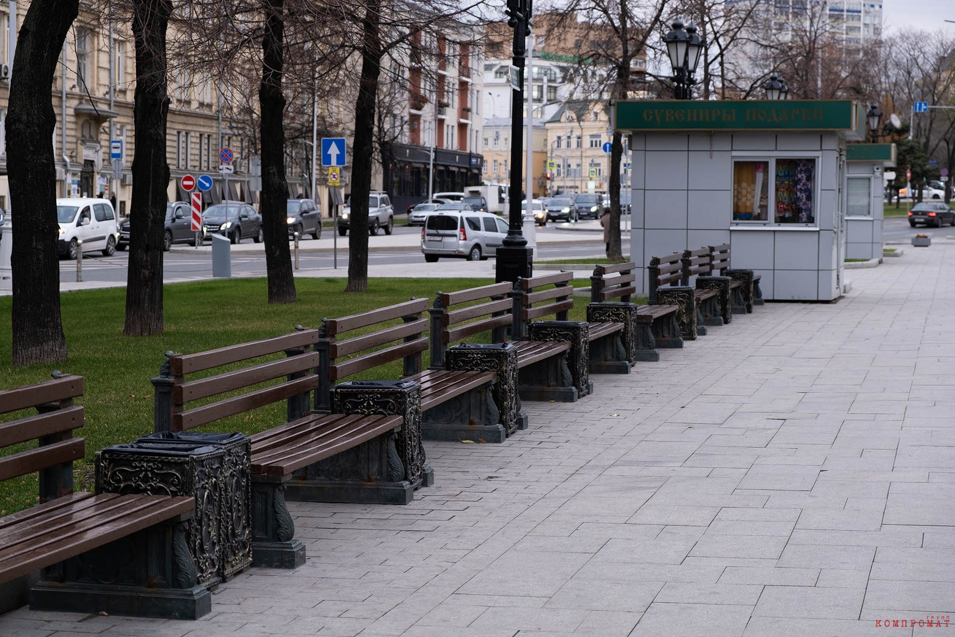 Изобилие урн в парке у храма Христа Спасителя