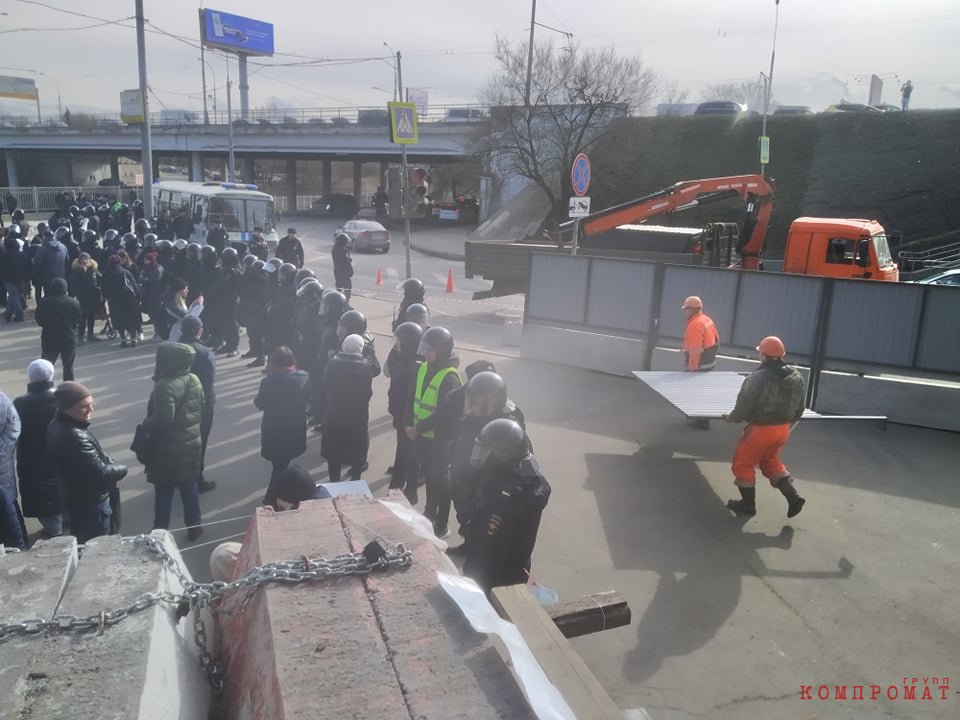 Полиция живым щитом охраняла установку забора