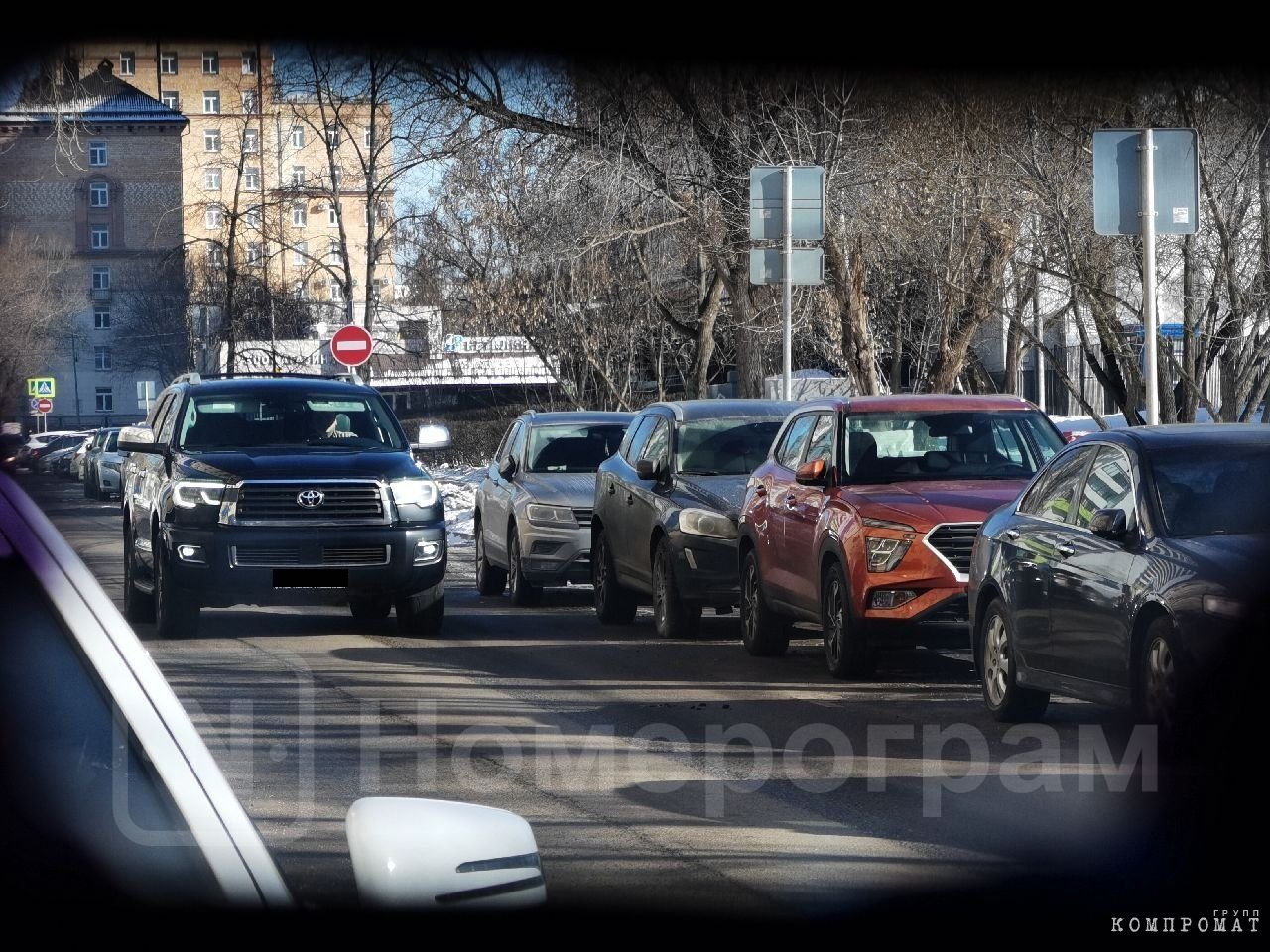 Папарацци поймали служебный автомобиль Лобова в момент поиска парковки.