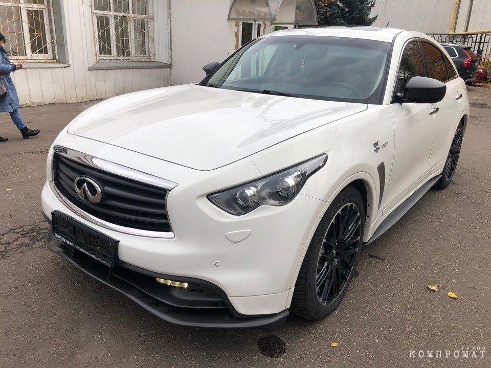 Белый Infinity QX50 ещё до столкновения. Афанасьев свои машины совсем не щадил