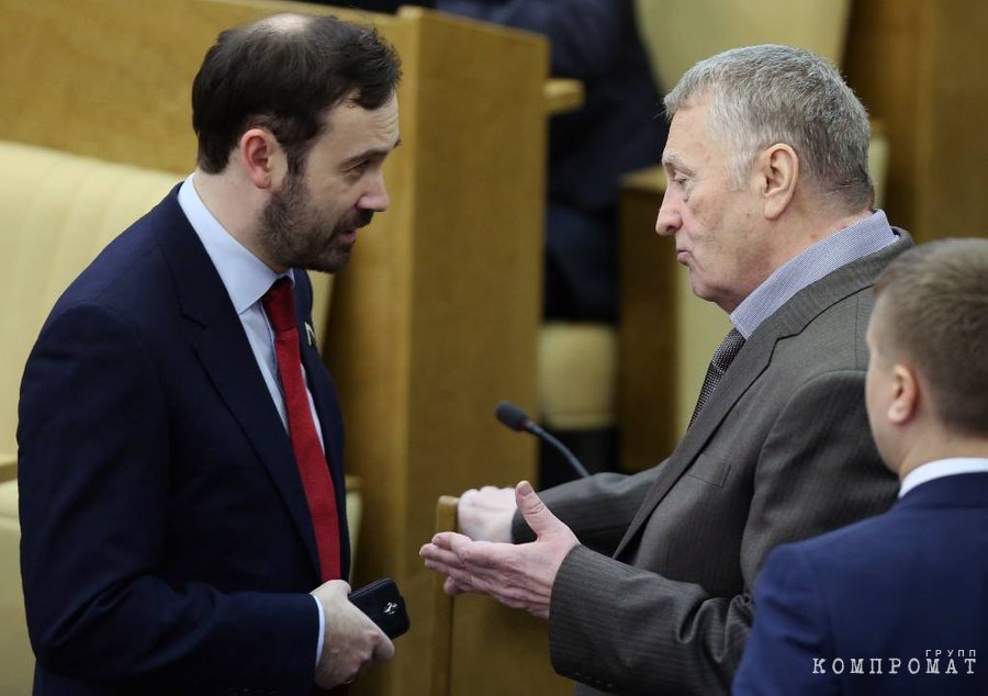 Илья Пономарёв и лидер ЛДПР Владимир Жириновский (слева направо) на пленарном заседании Государственной думы РФ, 2014 год