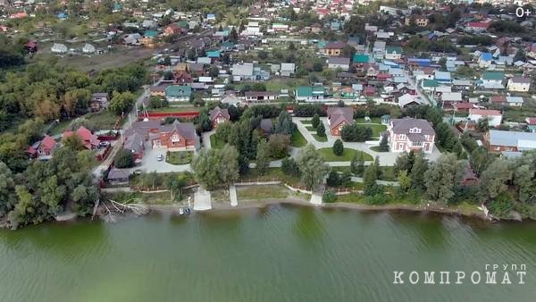 На территории один большой дом, несколько домов поменьше, беседки и вспомогательные постройки. А также закрытый с двух сторон берег с пирсом