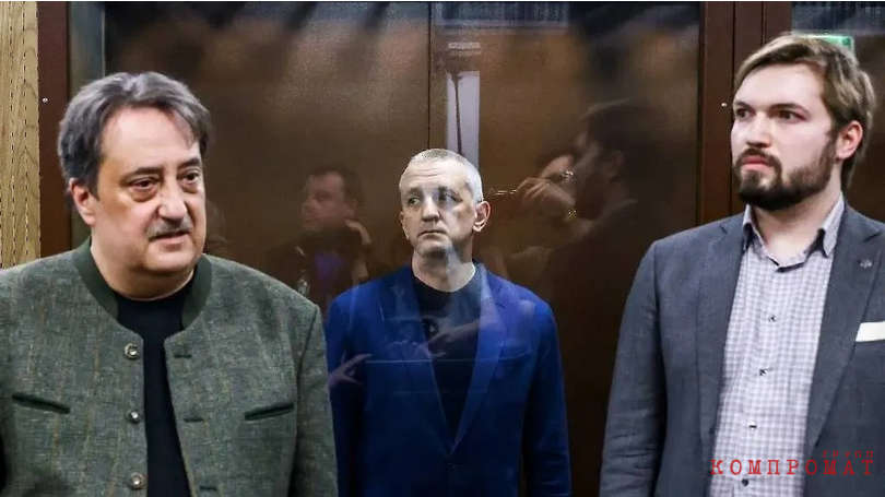 Генеральный директор букмекерской компании "Мелбет" Игорь Ляпустин (в центре), обвиняемый в мошенничестве, во время избрания меры пресечения в Тверском суде.